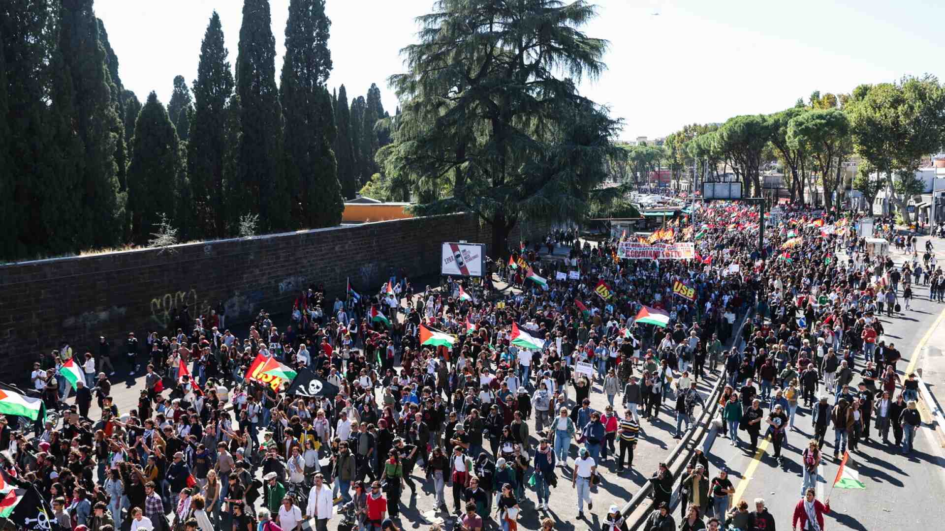 Scioperare demonizzando l’unico paese del medio oriente dove si può scioperare