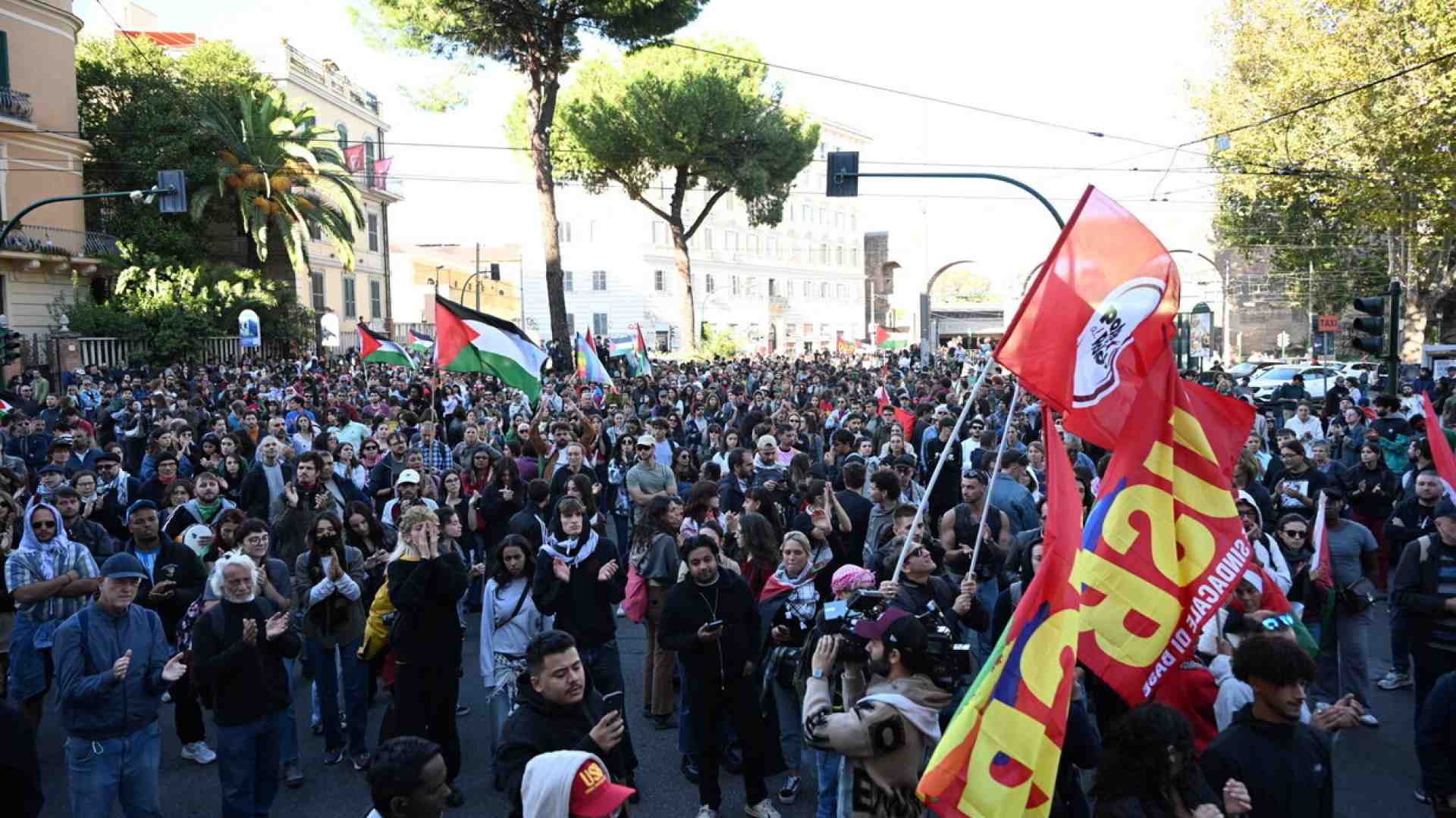 L’industria italiana è ferma, ma Landini va in piazza per Gaza. Ecco perché la sinistra perde