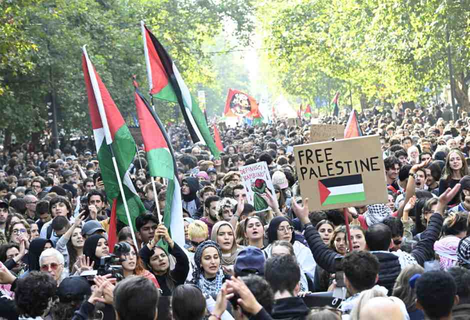 Riuscire a restare se stessi, dunque soli, pur entrando dentro a un corteo