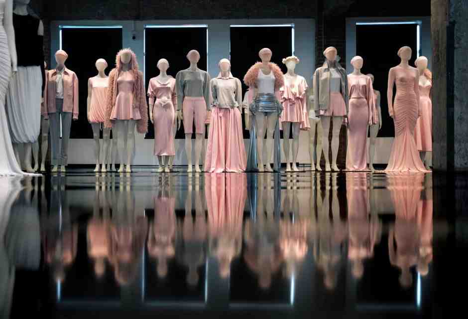 Gli inutili orpelli delle sfilate di New York: troppi ricami per coprire l’angoscia