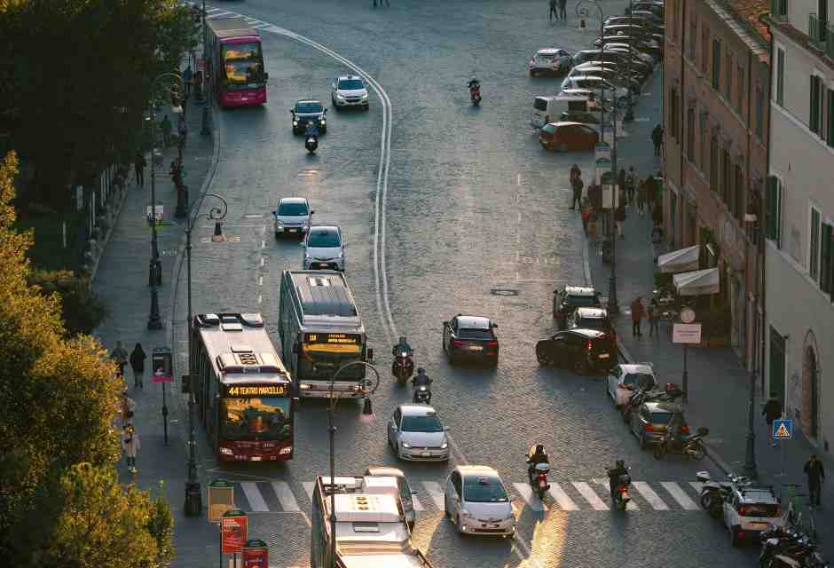 Pagella alla città. Trasporti promossi (con un paradosso), monnezza bocciata. I dati dell’Acos