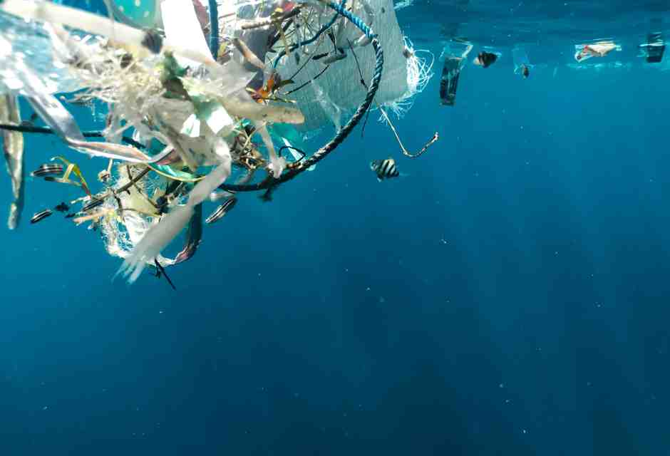 Il mare, l’inquinamento e i volti celebri delle foto di Fabrizio Ferri