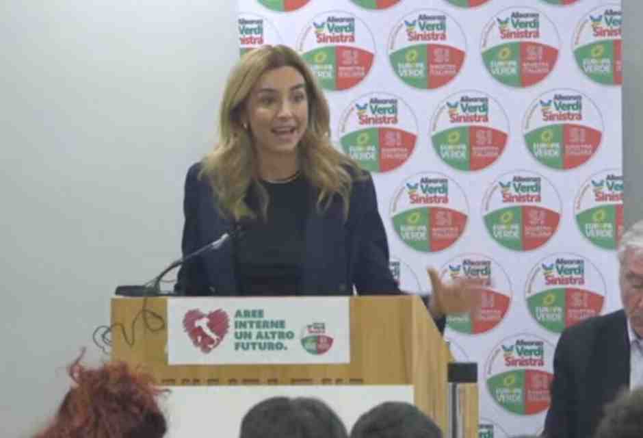 Silvia Salis direzione Fratoianni e Bonelli. Prima della Leopolda si ferma da Avs. E si prende gli applausi