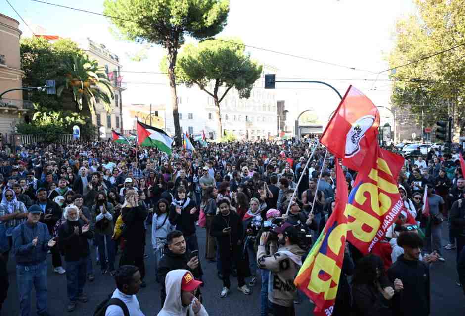 L’industria italiana è ferma, ma Landini va in piazza per Gaza. Ecco perché la sinistra perde