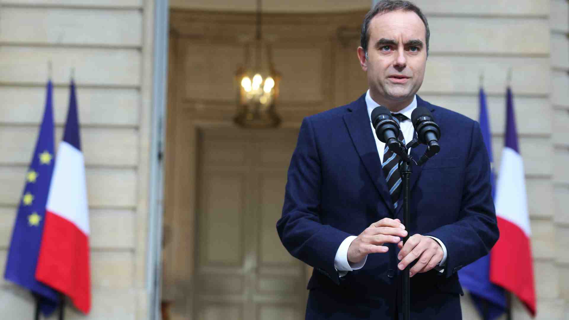 Crolla il governo Lecornu: Macron resta solo all’Eliseo