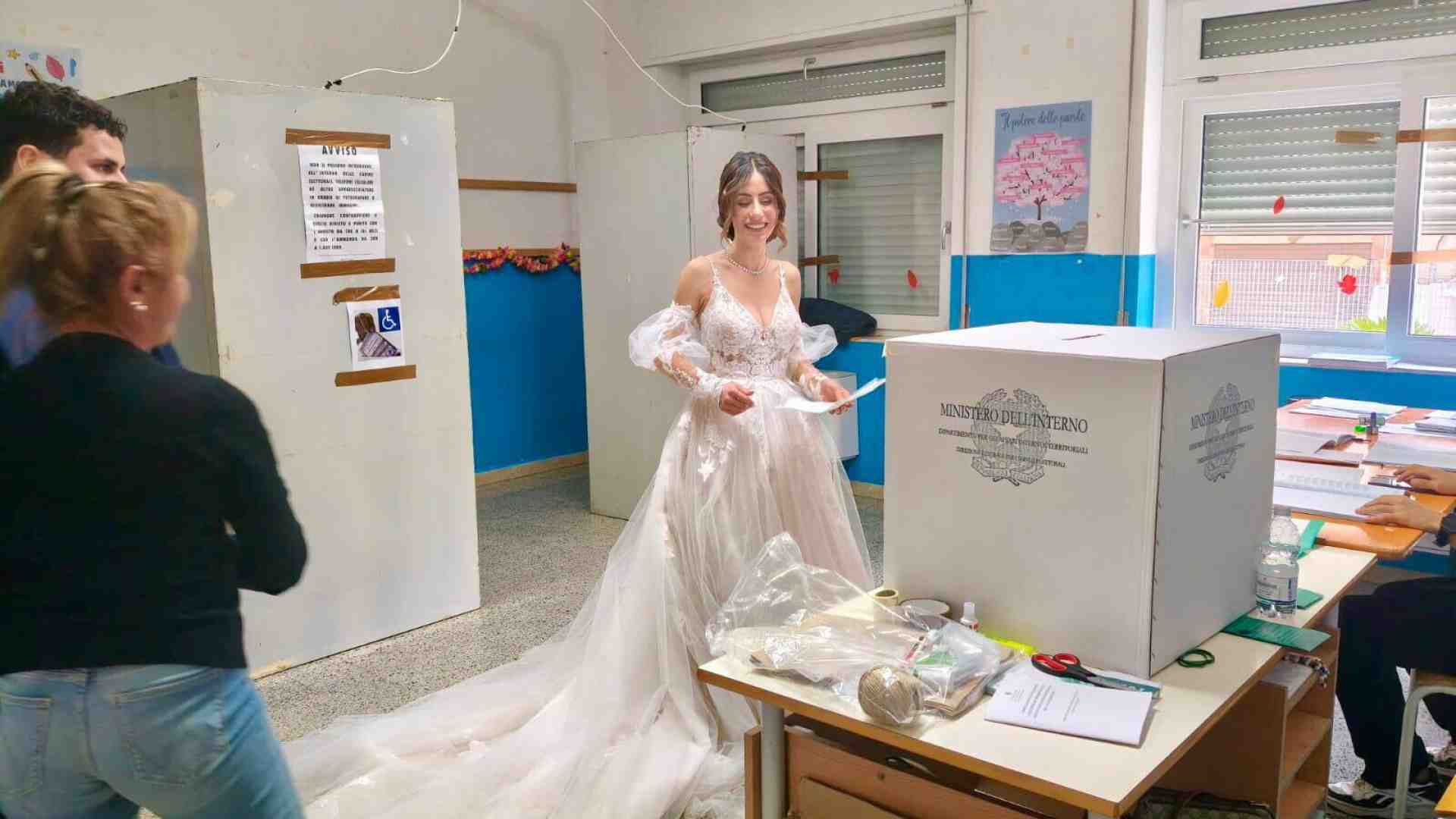 Perché fa scalpore la foto di una sposa al seggio