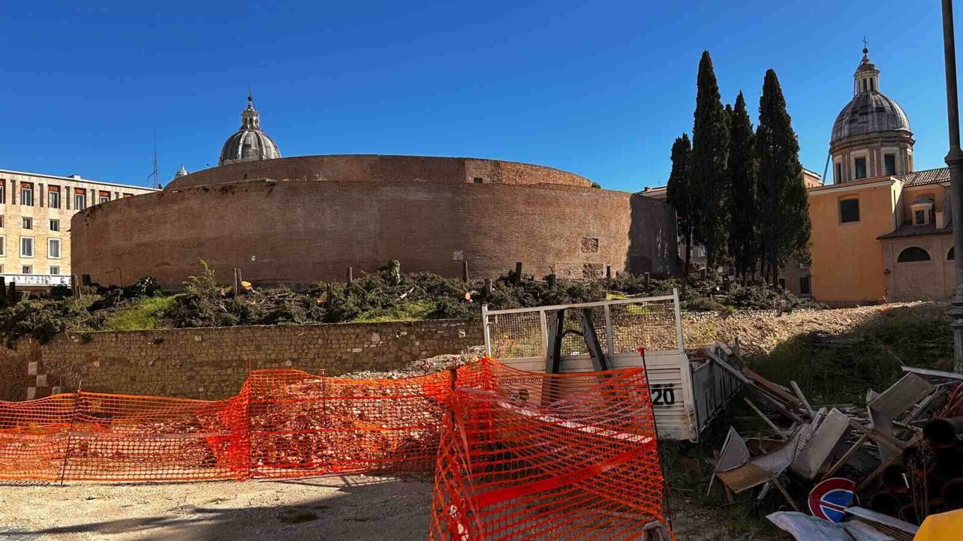 L'impero delle motoseghe: il modello Roma e il mausoleo di Augusto senza verde (verticale)
