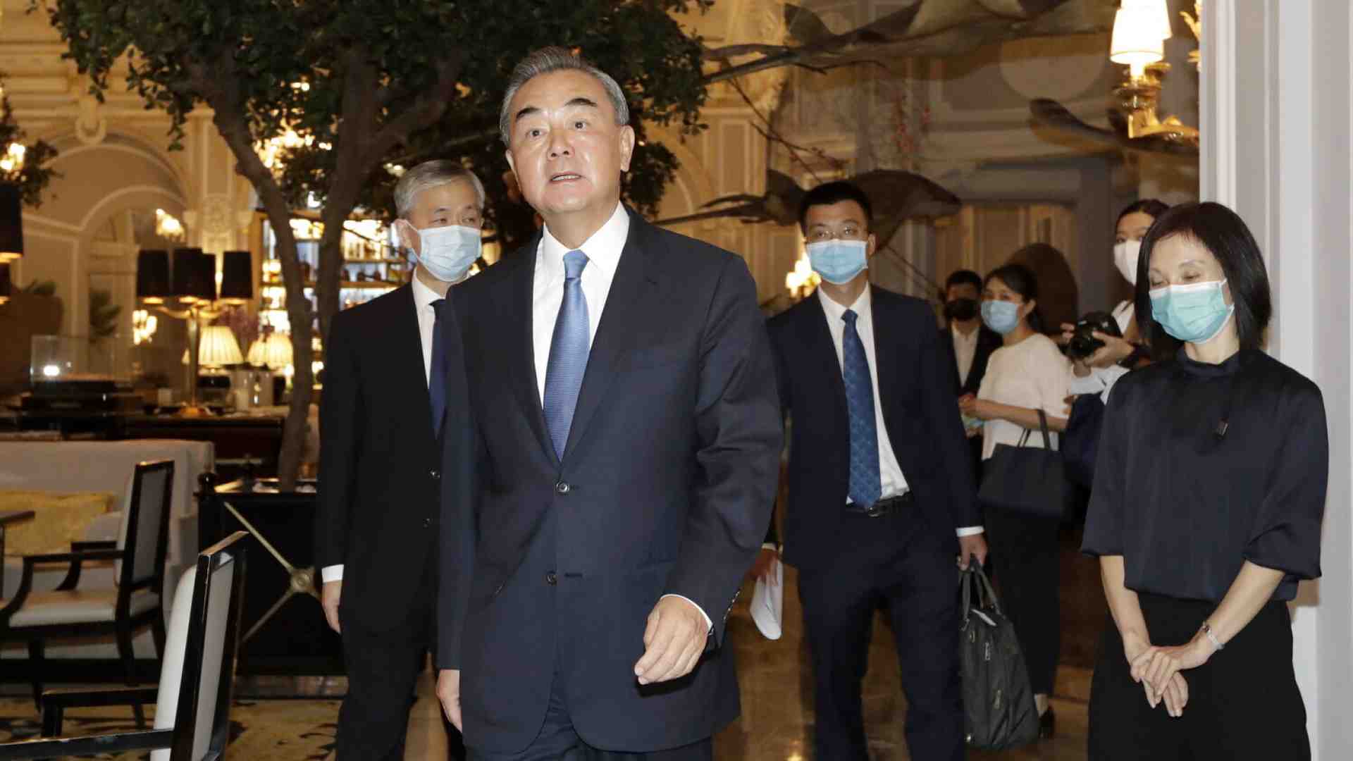 Arriva a Roma Wang Yi e l’ambiguità europea su Pechino riaffiora tutta insieme