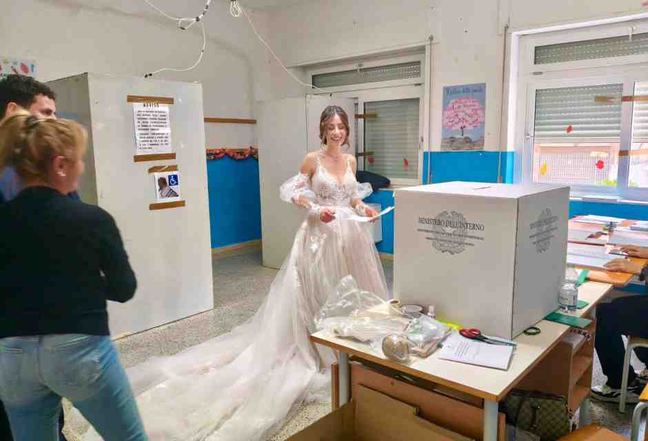 Perché fa scalpore la foto di una sposa al seggio