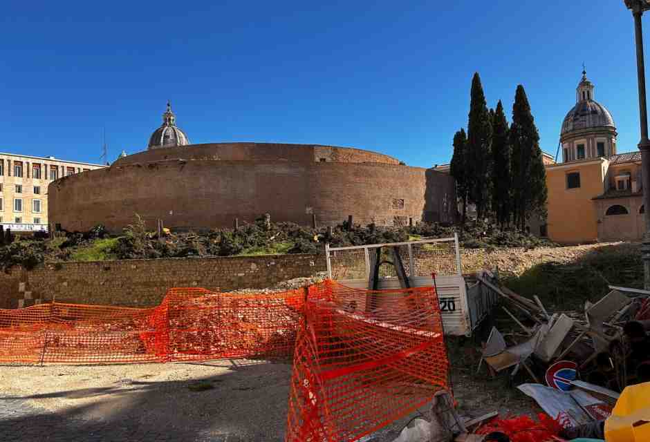 L'impero delle motoseghe: il modello Roma e il mausoleo di Augusto senza verde (verticale)