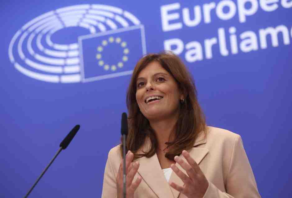 Il Parlamento europeo salva Ilaria Salis per un voto: no alla revoca dell'immunità. Botta e risposta Salvini-Tajani