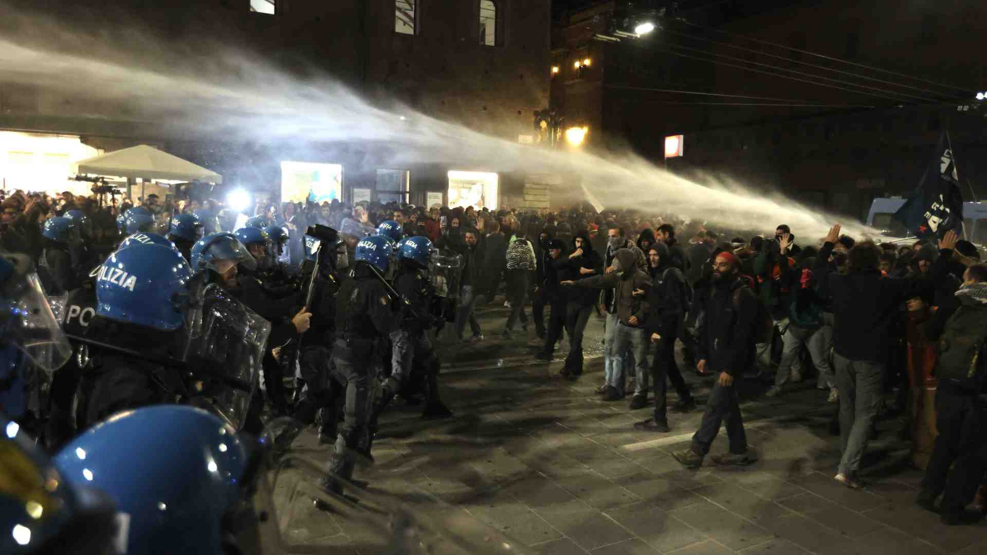 I pro Pal celebrano il 7 ottobre nonostante i divieti. Scontri a Torino e Bologna