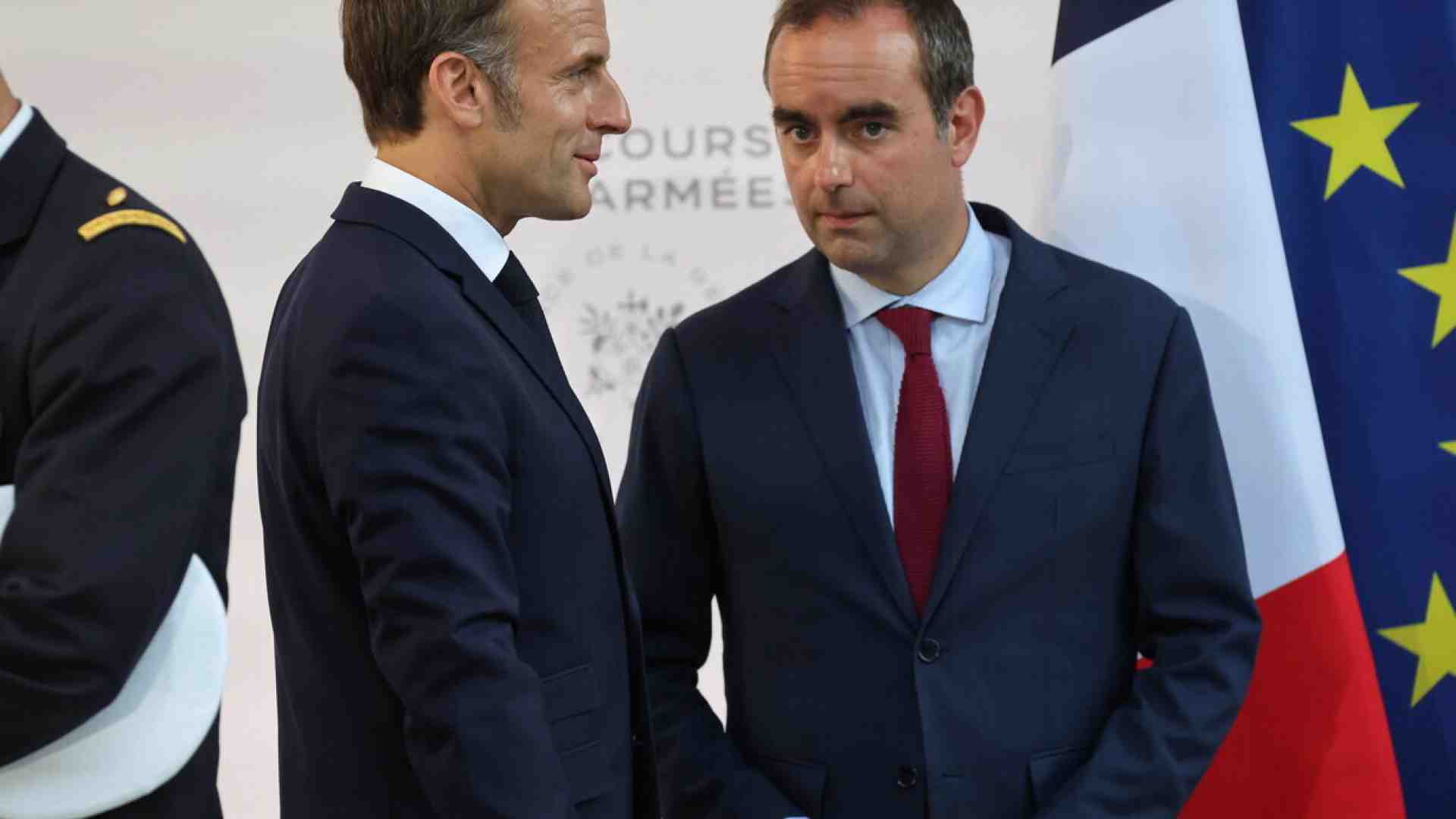 Macron non vuole sciogliere le Camere. Uno spiraglio a sinistra