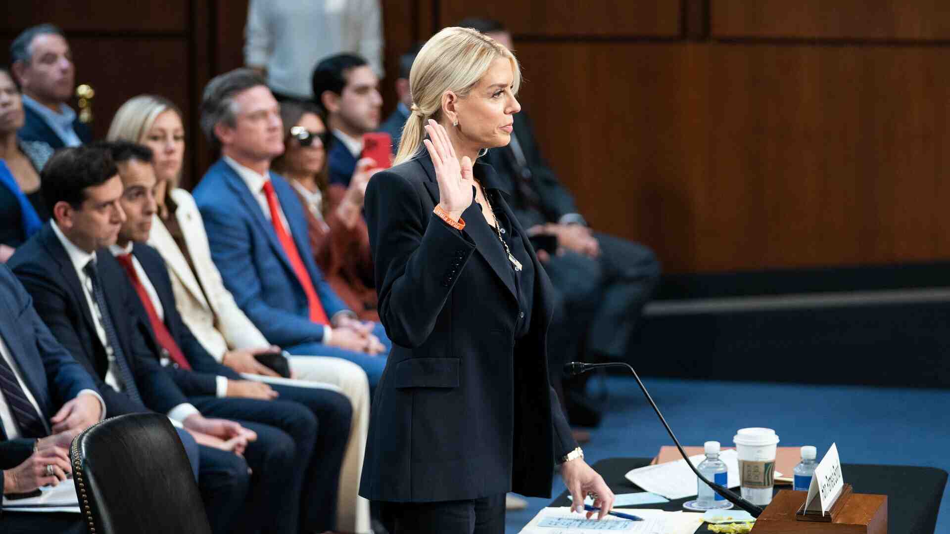 In audizione al Senato Pam Bondi non risponde e attacca. Le mancava giusto il sombrero