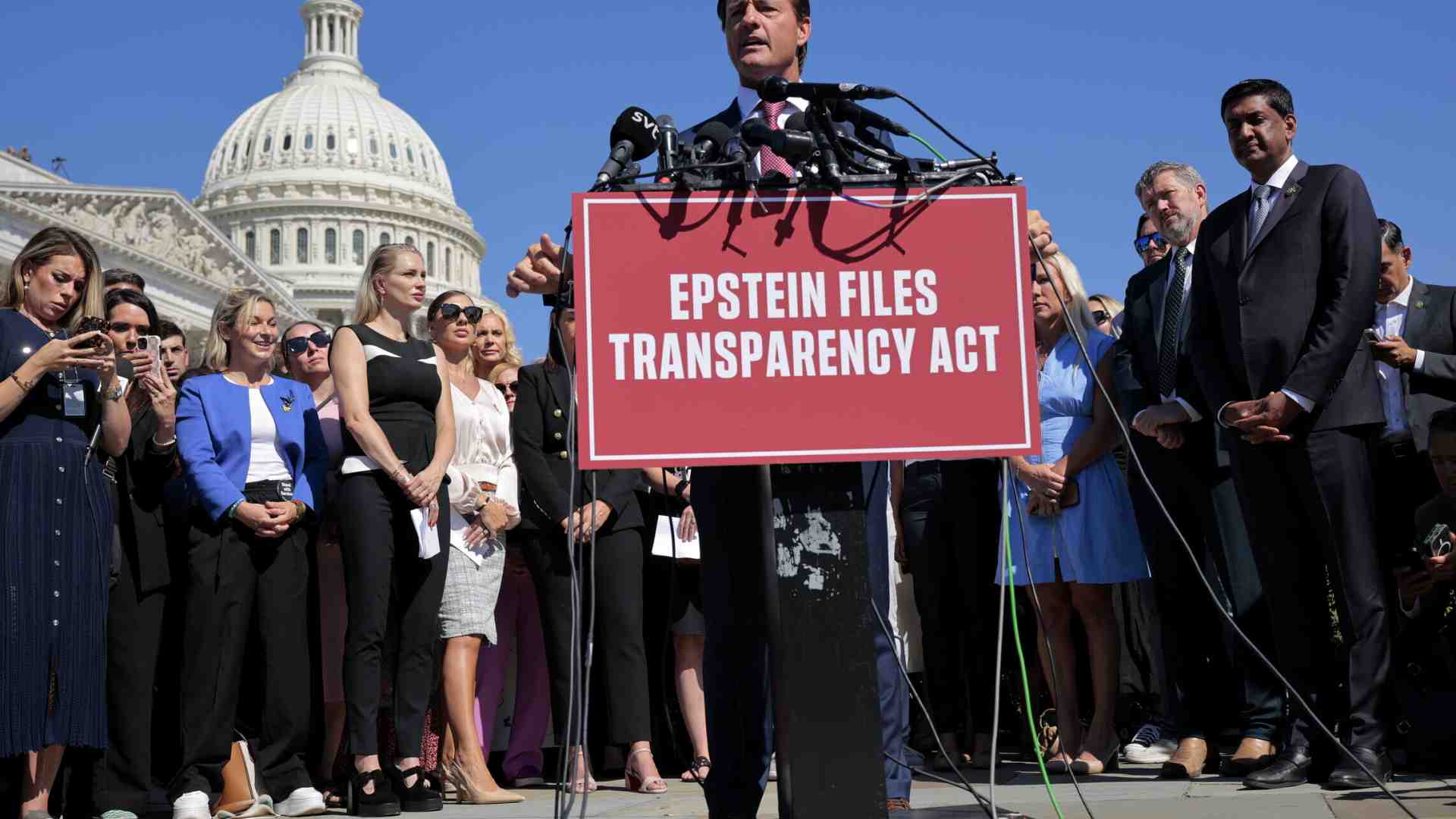 La petizione sui file di Epstein sta facendo impazzire Mike Johnson