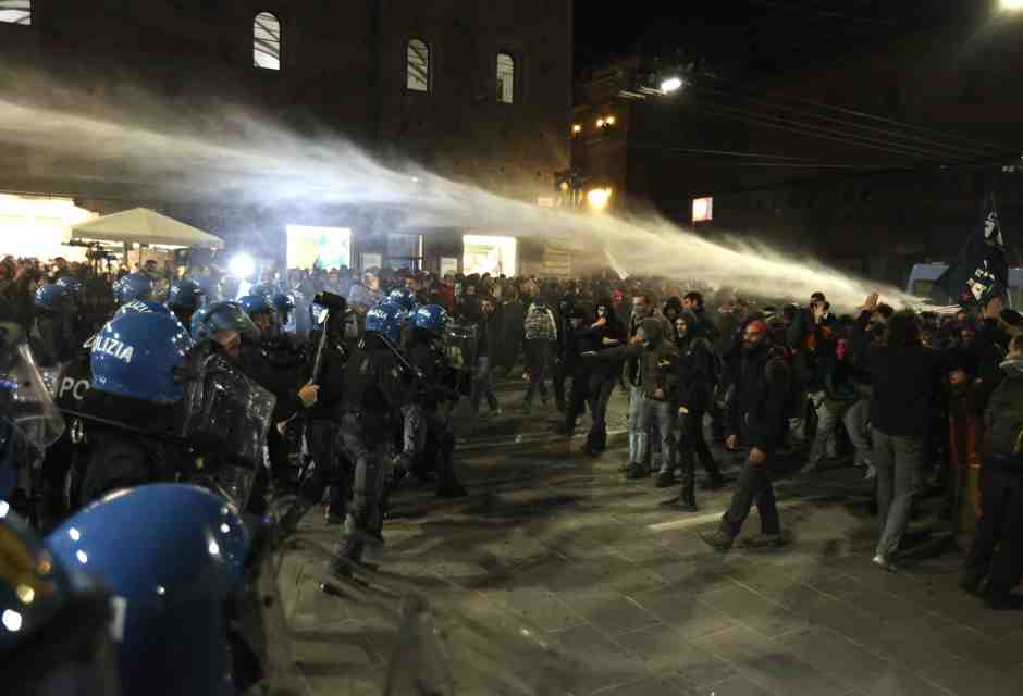 I pro Pal celebrano il 7 ottobre nonostante i divieti. Scontri a Torino e Bologna