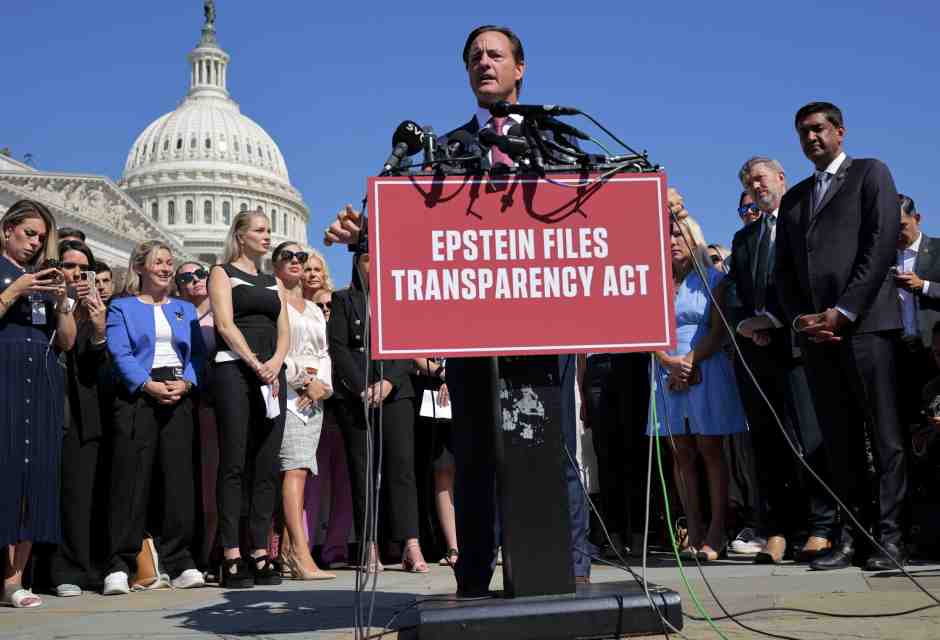 La petizione sui file di Epstein sta facendo impazzire Mike Johnson