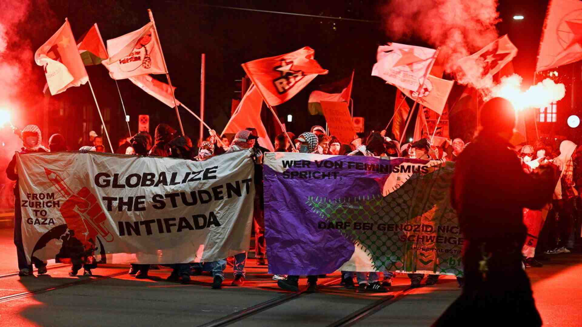 Dietro lo striscione con lo slogan che inneggiava al raid di Hamas ai cortei di Roma c'era un uomo vicino alle Br