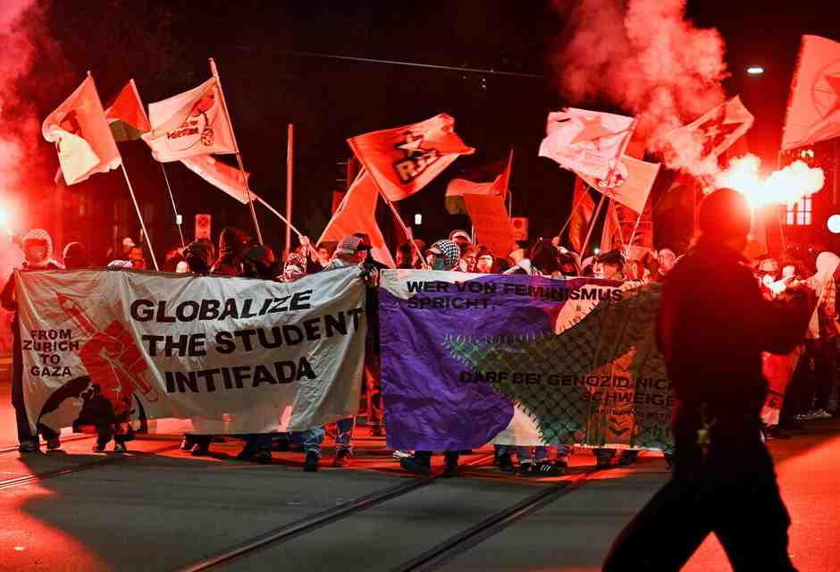 Dietro lo striscione con lo slogan che inneggiava al raid di Hamas ai cortei di Roma c'era un uomo vicino alle Br