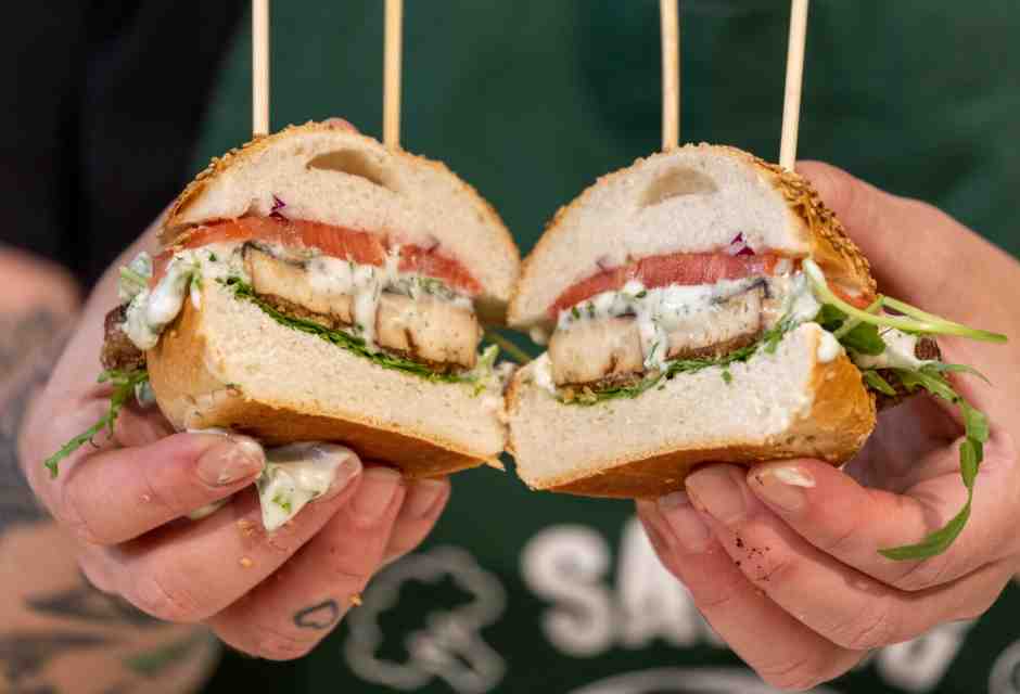 Il Pd si spacca pure sul burger vegano. Al Parlamento europeo passa la linea Coldiretti-Lollo