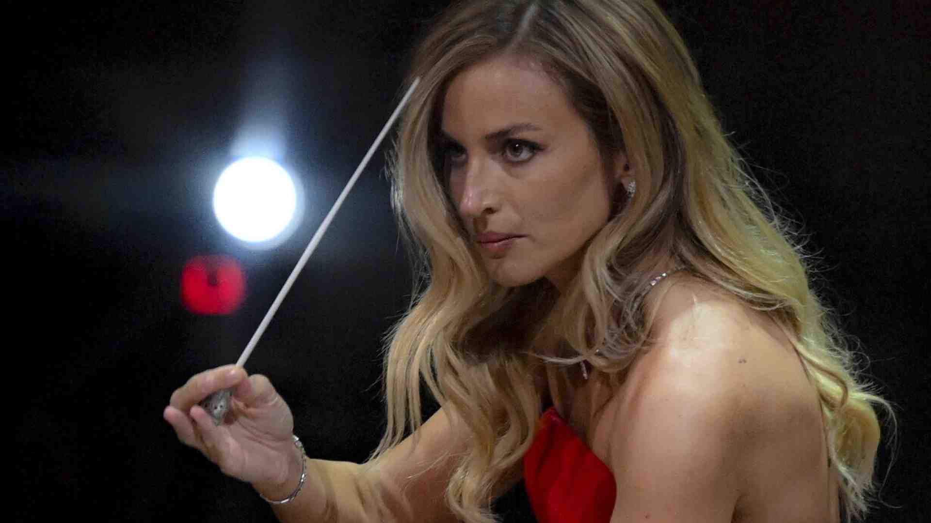 Quello che non va in Beatrice Venezi: prorompente, pop e di destra. Anatomia di un massacro