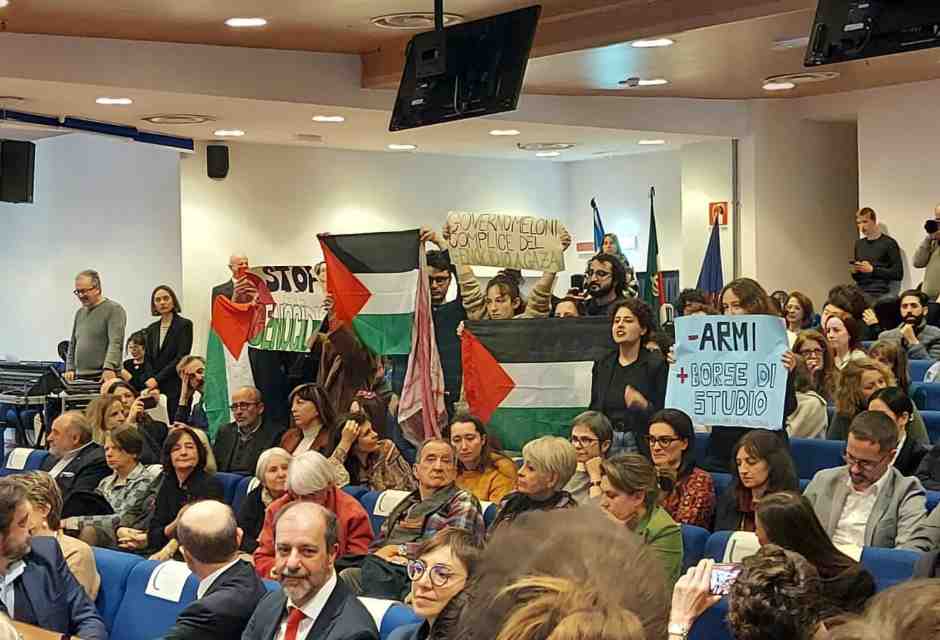 Il rettore dell'Università di Siena condanna gli insulti alla ministra Bernini. Ma evita di denunciare i pro pal