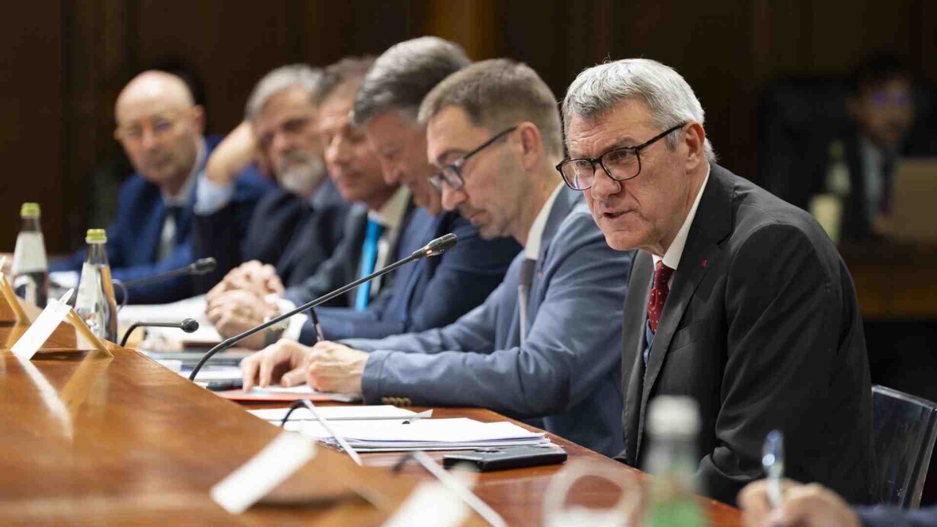La Cgil prepara la piazza anti manovra, ma la Uil tratta con il governo sui salari. Landini in tilt