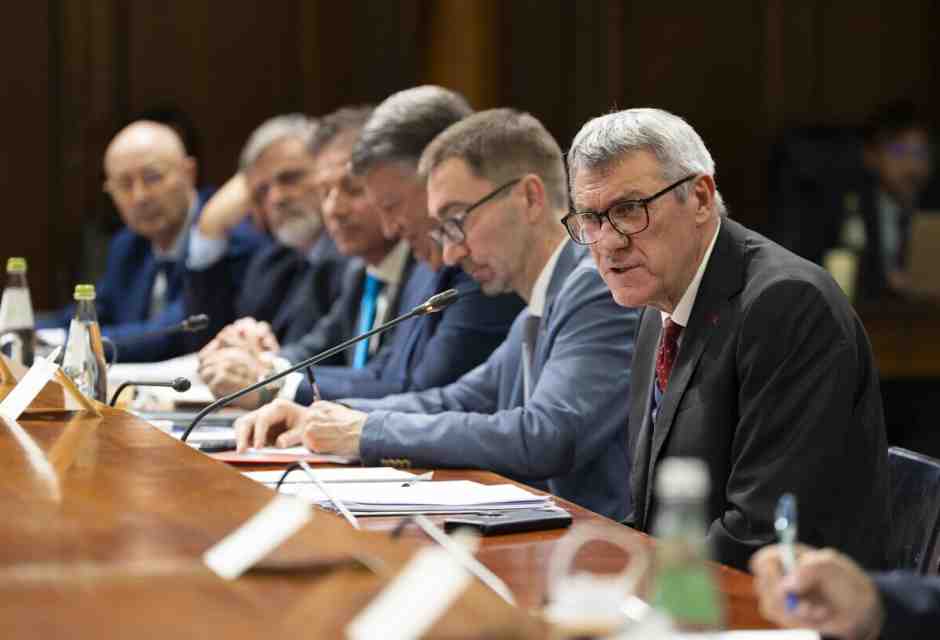 La Cgil prepara la piazza anti manovra, ma la Uil tratta con il governo sui salari. Landini in tilt