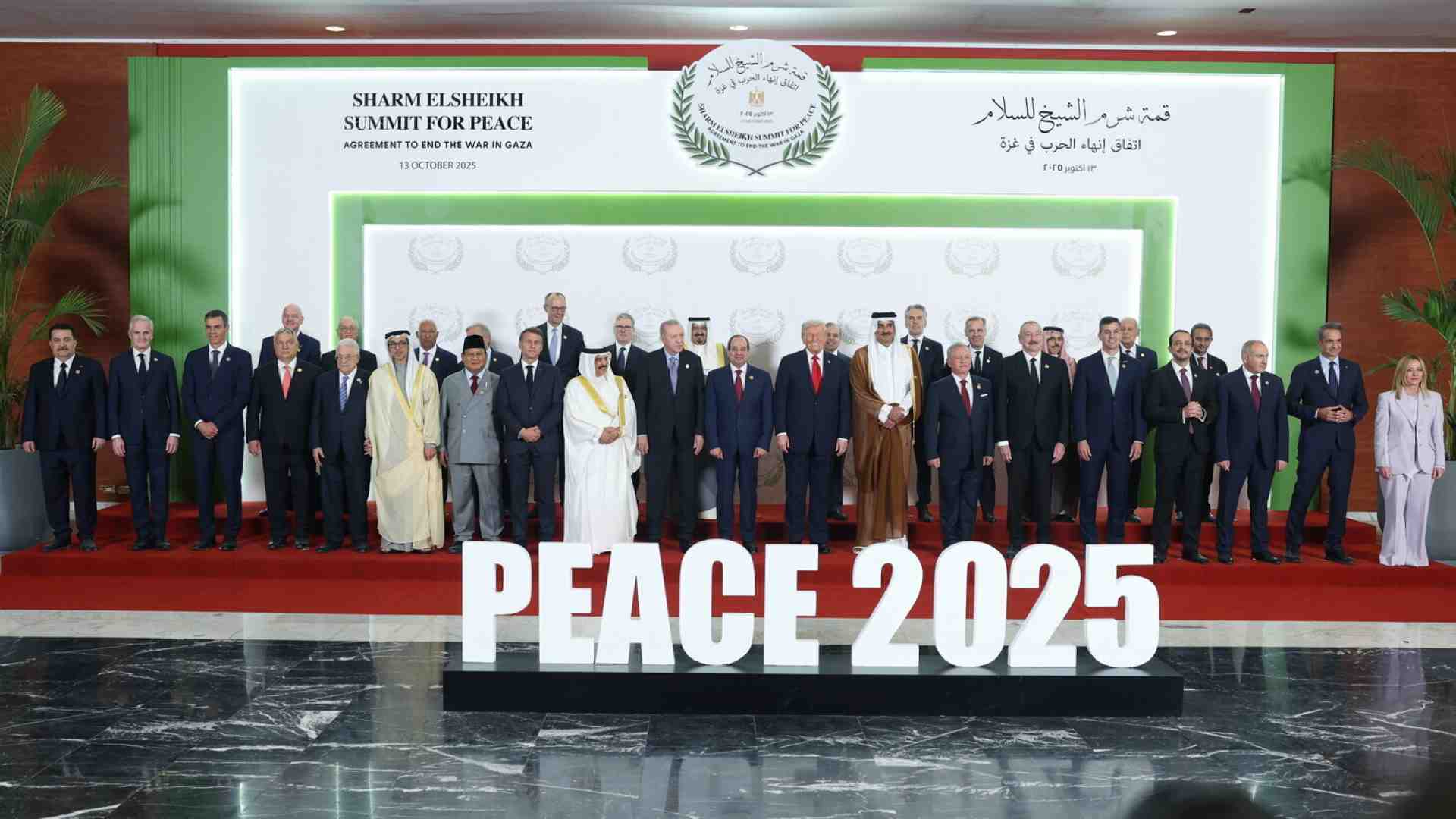 Trump firma il piano di pace in Egitto, mentre Hamas riconsegna i corpi di quattro ostaggi