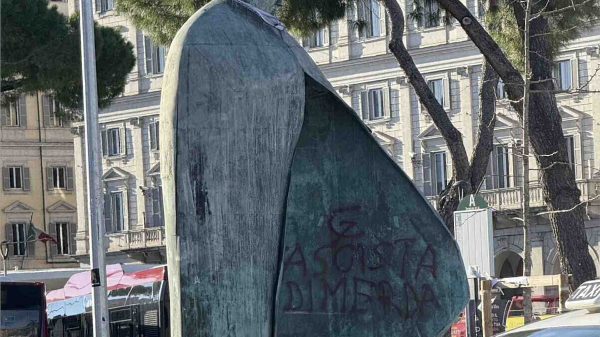 Fesso e ignorante chi imbratta la statua di Wojtila, ma chi l’ha messa lì è peggio