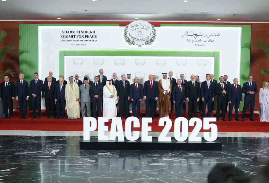 Trump firma il piano di pace in Egitto, mentre Hamas riconsegna i corpi di quattro ostaggi