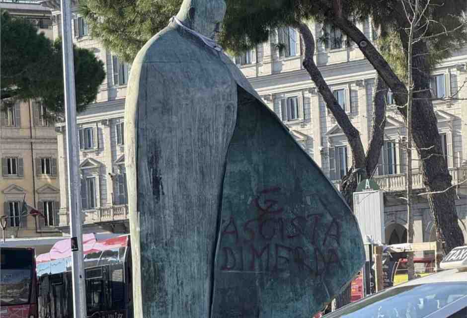 Fesso e ignorante chi imbratta la statua di Wojtila, ma chi l’ha messa lì è peggio