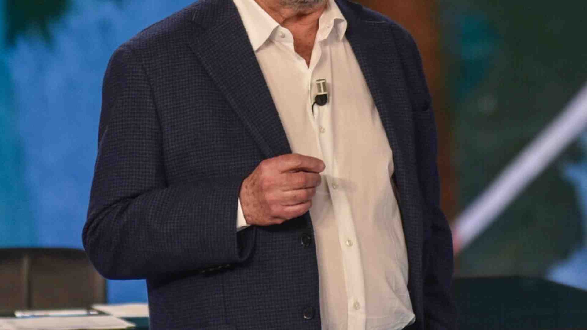 Michele Serra e il Pd che oscilla su caso Albanese, ali estreme e striscioni violenti