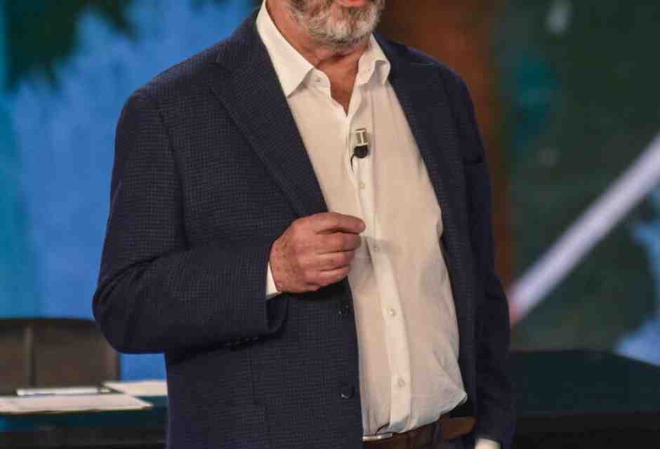 Michele Serra e il Pd che oscilla su caso Albanese, ali estreme e striscioni violenti