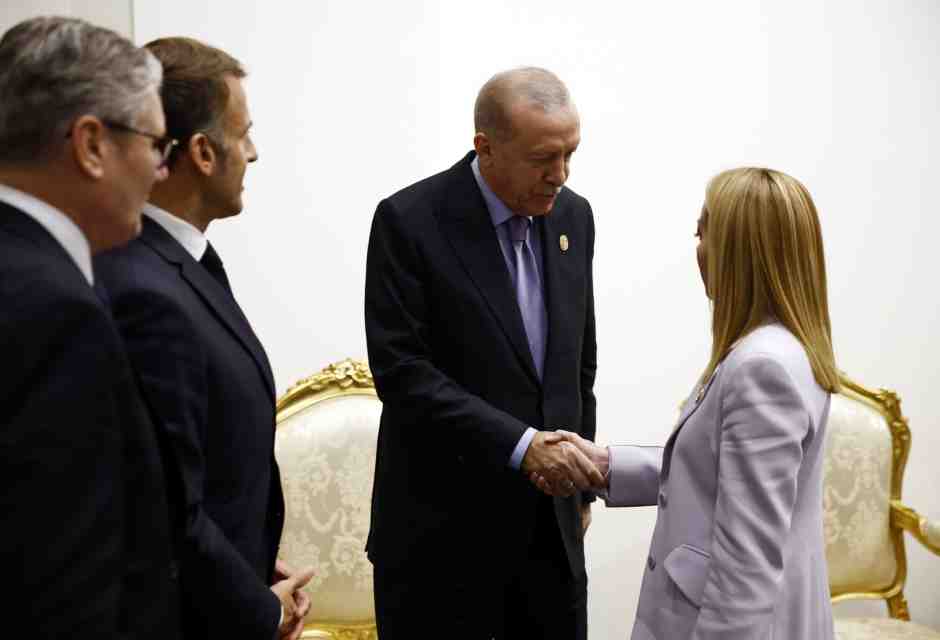 Erdogan a Meloni: "Dovrebbe smettere di fumare"