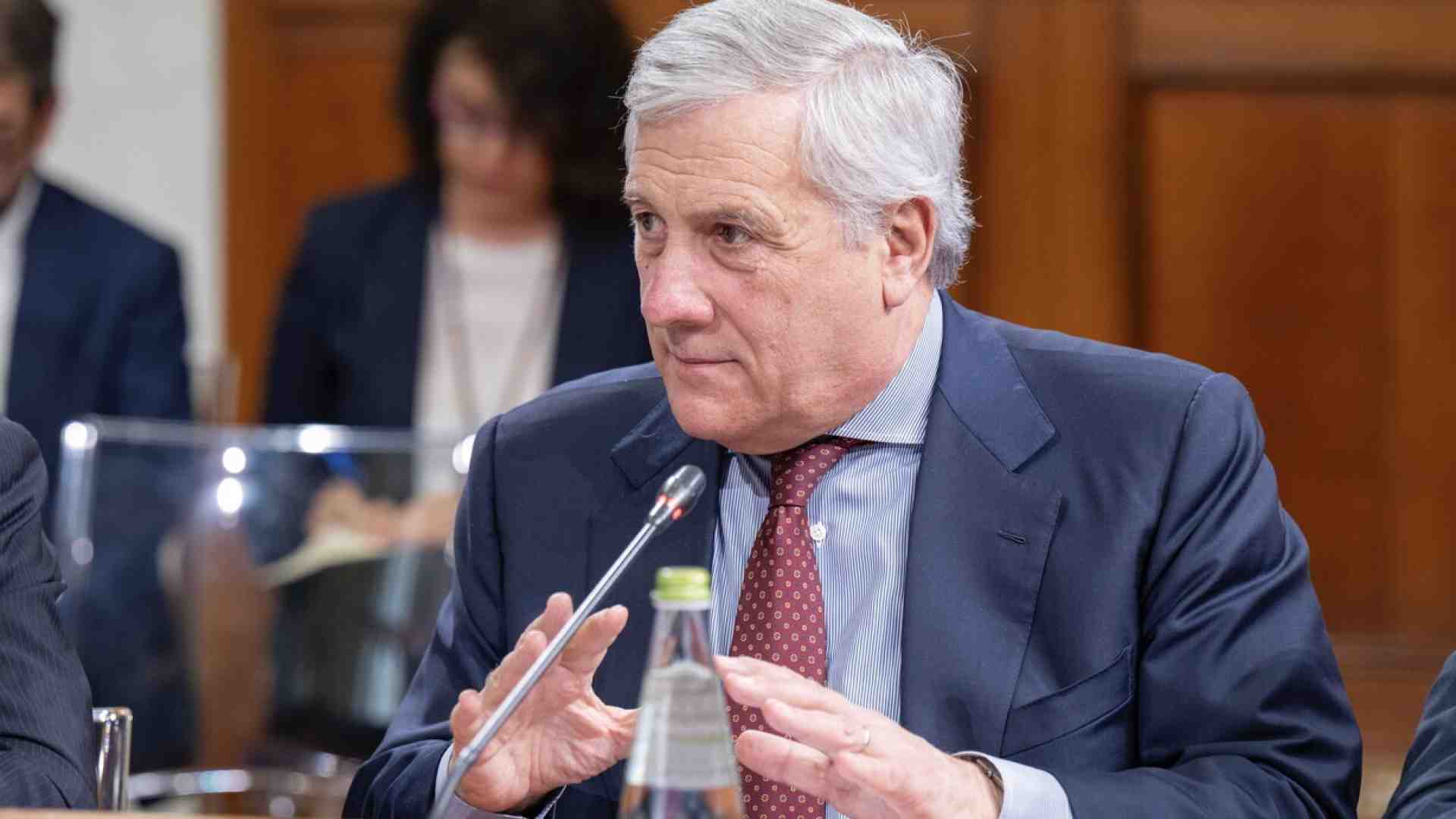 Tajani da ruspa: accentra la ricostruzione di Gaza. Meloni delega Mantovano. Asse Crosetto-Provenzano