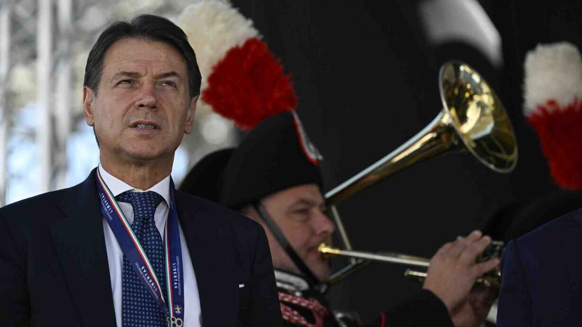 Conte presenta la sua mozione sulla Libia e si sposta al centro. Pd e Avs: “Aveva già firmato la nostra”
