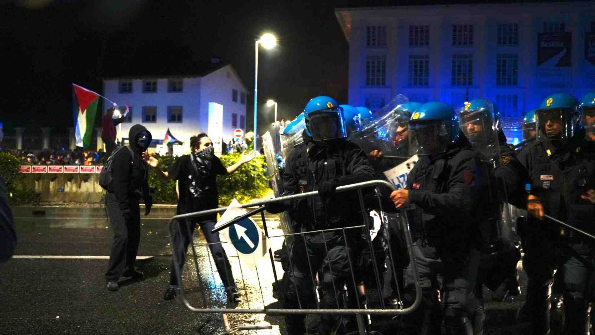 Mentre l'Italia vince 3 a 0 contro Israele, per le strade di Udine è guerriglia urbana dei pro Pal