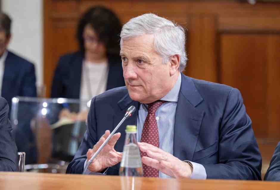 Tajani da ruspa: accentra la ricostruzione di Gaza. Meloni delega Mantovano. Asse Crosetto-Provenzano