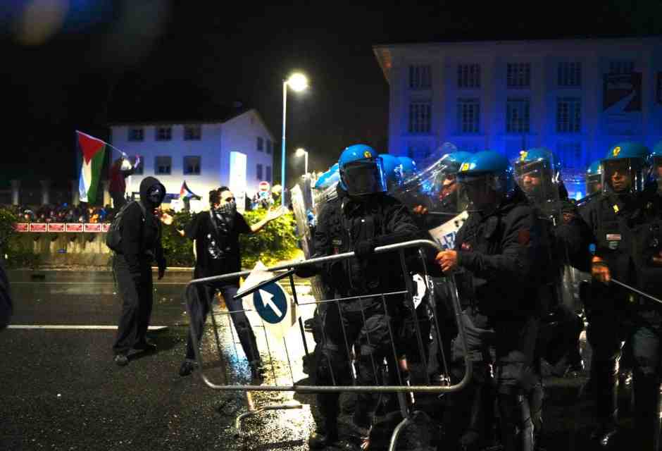 Mentre l'Italia vince 3 a 0 contro Israele, per le strade di Udine è guerriglia urbana dei pro Pal