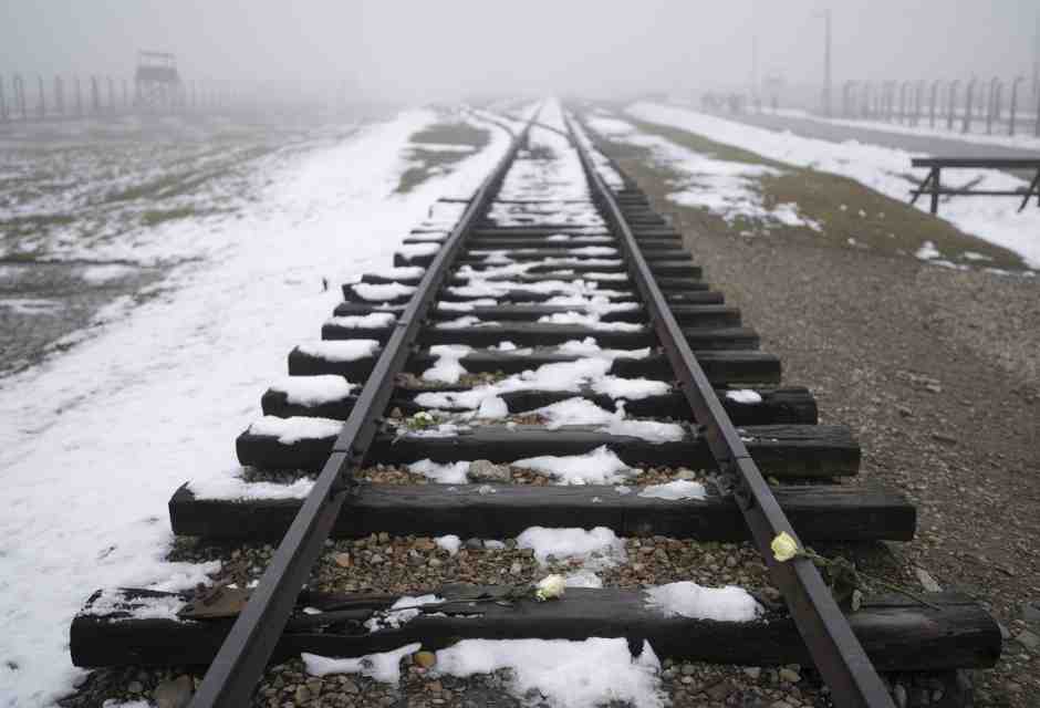 Le parole improvvide di Roccella su Auschwitz e la lezione di Guccini