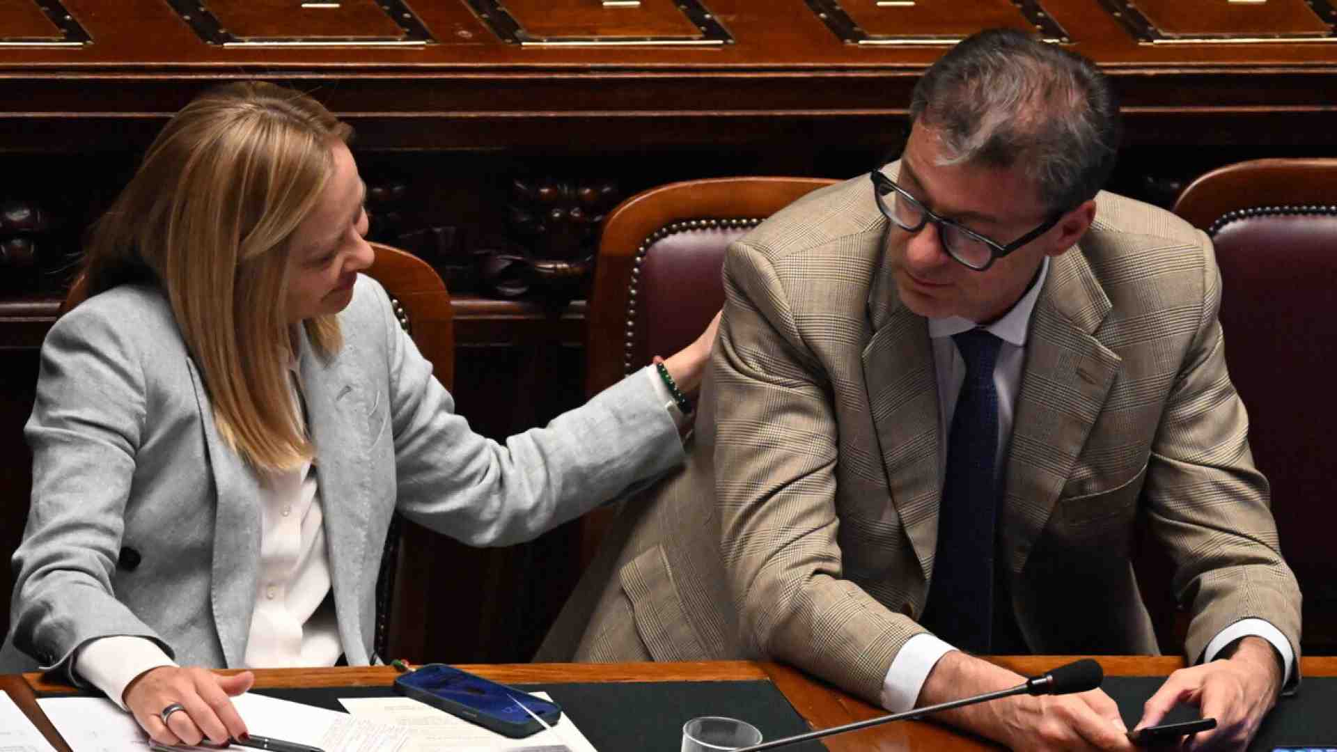 Meloni festeggia lo spread che scende. Ma ora il costo del debito sale