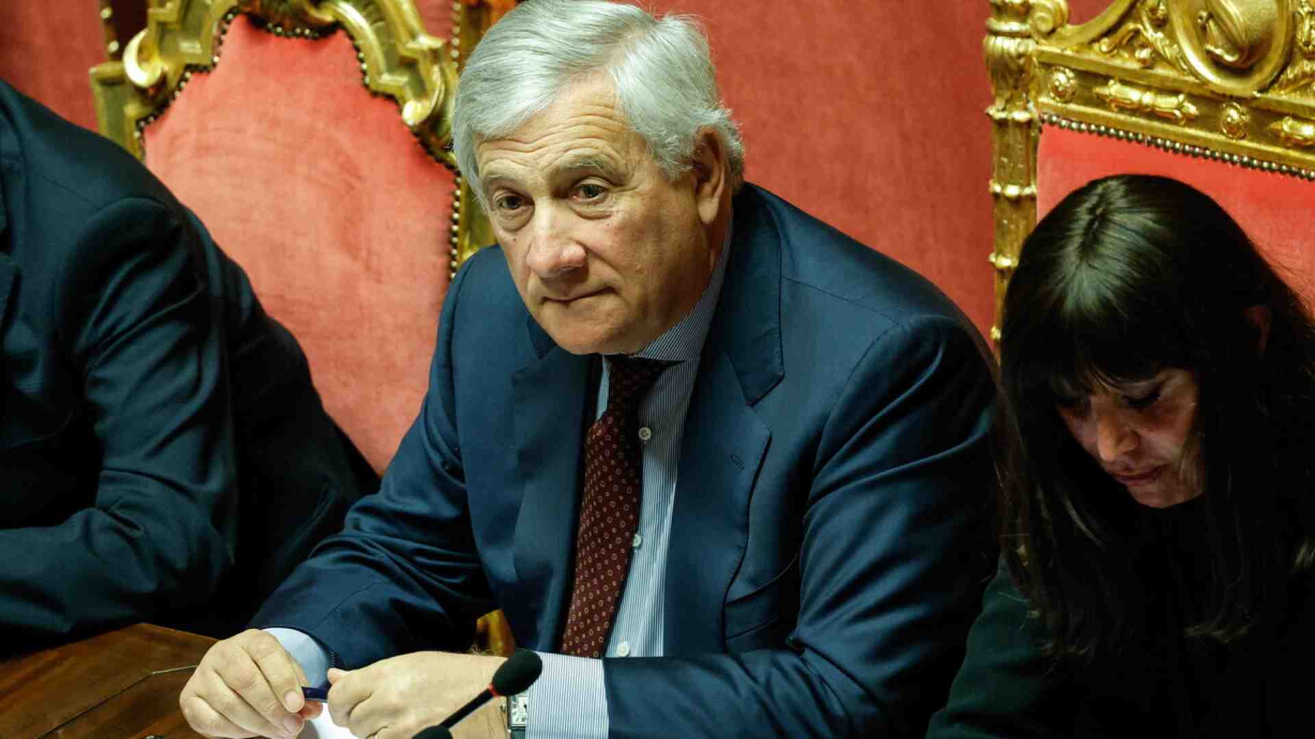 La maggioranza divisa sulle banche. Tajani: "Non ci sarà la tassa da Urss sugli extraprofitti"
