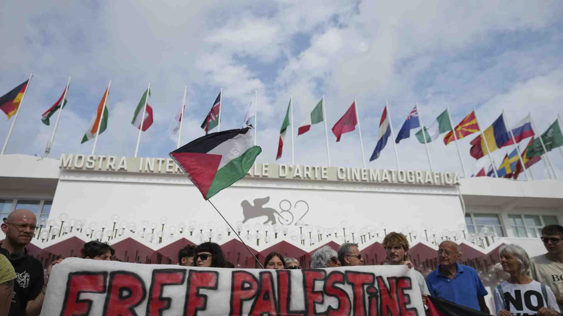 “Cessate il fuoco, ora!”, urlavano. Ma ora è adesso e le star si ammutoliscono