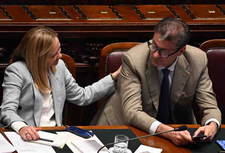 Meloni festeggia lo spread che scende. Ma ora il costo del debito sale