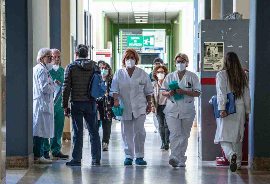 Durante un'epidemia, chi non rispetta le disposizioni di salute pubblica danneggia tutti: uno studio