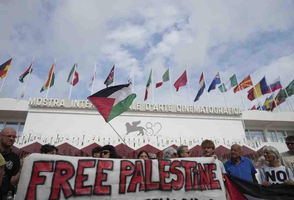 “Cessate il fuoco, ora!”, urlavano. Ma ora è adesso e le star si ammutoliscono