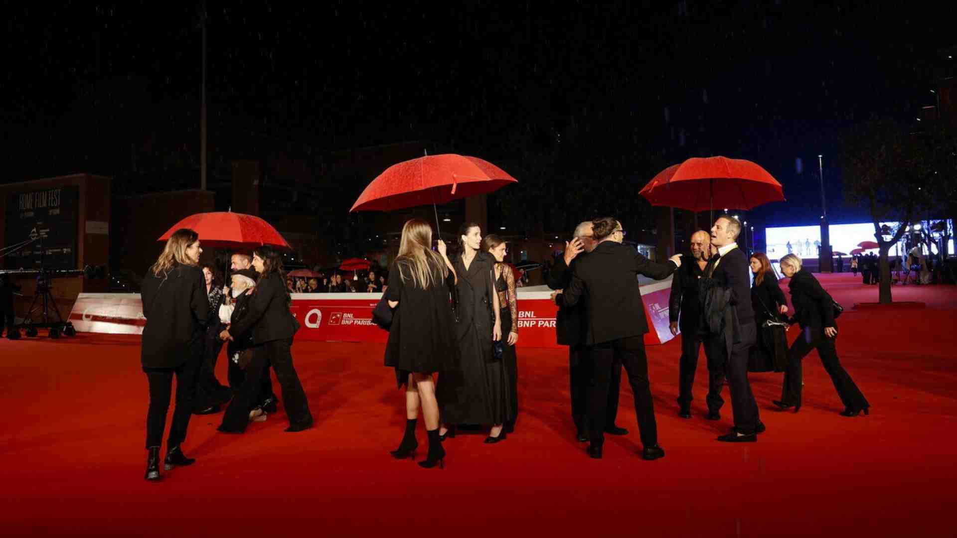 Sparite le kefiah. Lo star system dello sdegno collettivo non balla più