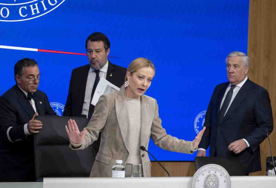 Meloni torna in conferenza stampa dopo due anni (ma risponde solo a due domande)
