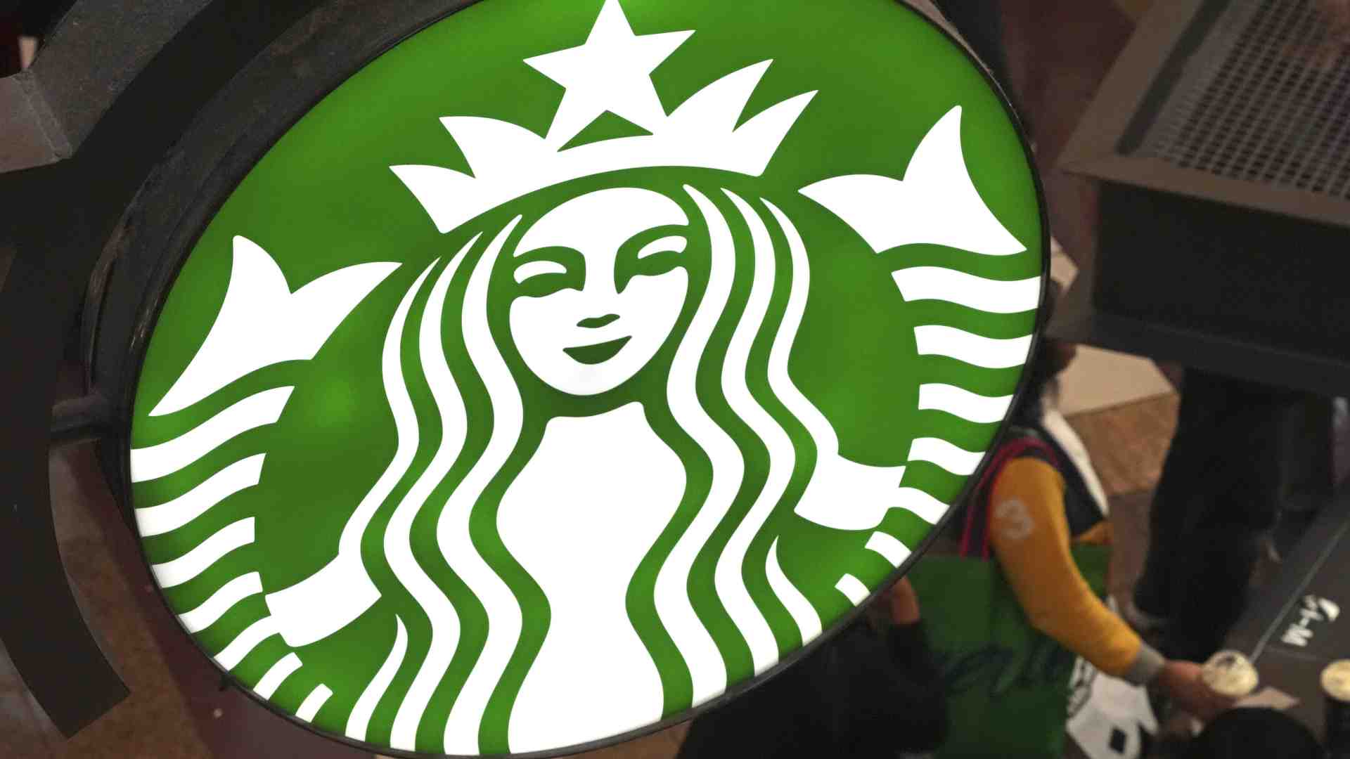 Perché Starbucks si ridimensiona in America e trionfa in Italia